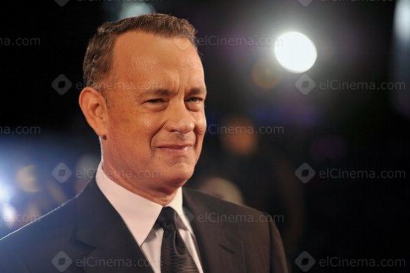 توم هانكس يكشف سر منعه من التدخين أمام الكاميرا أثناء تجسيد شخصية والت ديزنى