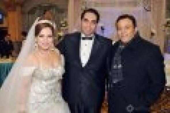 بالصور: محمد فؤاد وعصام كاريكا في زفاف اﻹعلامي خالد لطيف