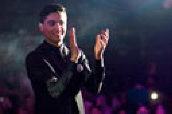 محمد عساف يبيع قميصه بمزاد علني لصالح أطفال فلسطين