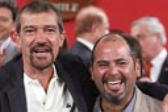 صورة: أنطونيو بانديراس يقابل عمال منجم شيلي المنكوبين لتجسيدهم في "The 33"