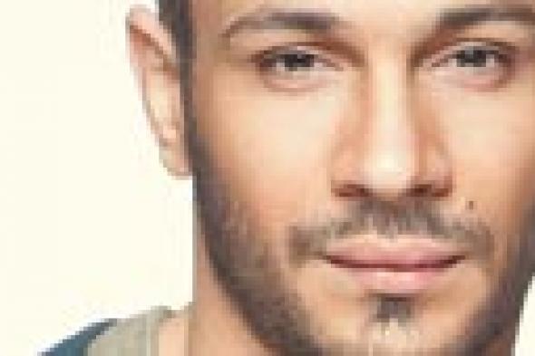 بالفيديو: محمد عطية يستعين بـ "Facebook" في تصوير "متكركبة"