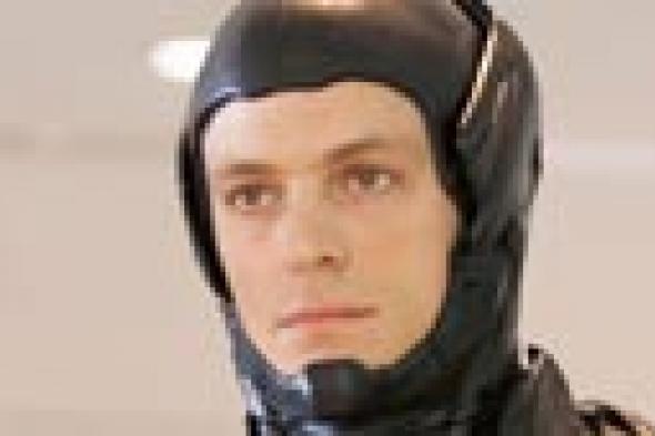بطل فيلم Robocop: البدلة سببت لي ضيقا في التبول بشكل طبيعي