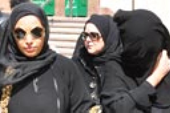ميرفت أمين تخفي وجها من المصورين