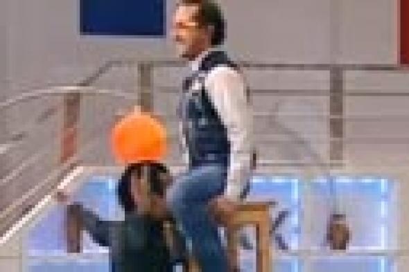بالفيديو: رجل خارق يرفع شريف مدكور في الهواء بأسنانه!