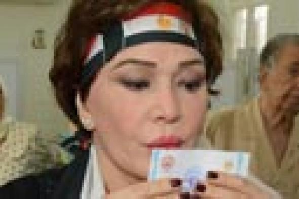 بالصور: لبلبة تقبل صورة السيسي معلنة تصويتها له