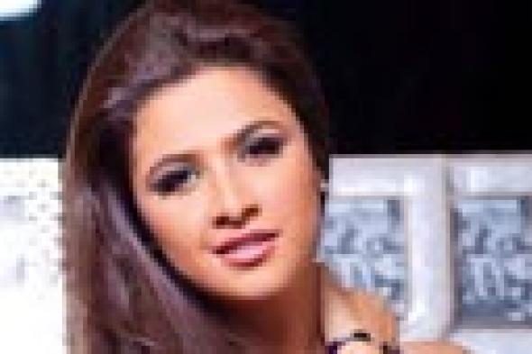 صورة: ياسمين عبد العزيز تحتفل بانتهاء "مطلوب عريس" بـ Selfie