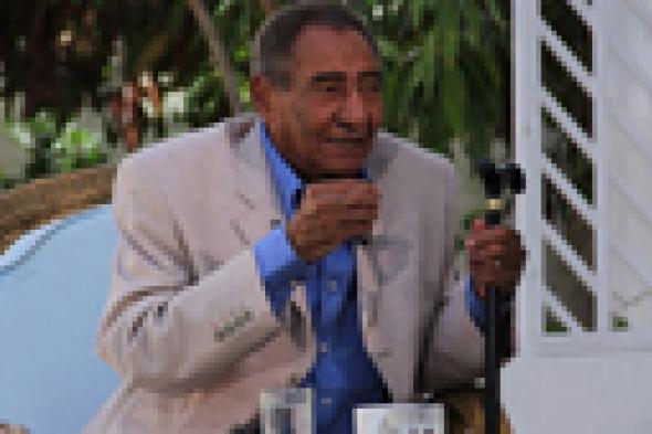 بالفيديو: الأبنودي يبعث "مرسال" إلى السيسي بسبب غلاء الأسعار