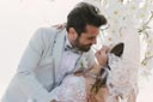 بالصور: قبعة بيضاء تزين رأس فاطمة في حفل زفافها