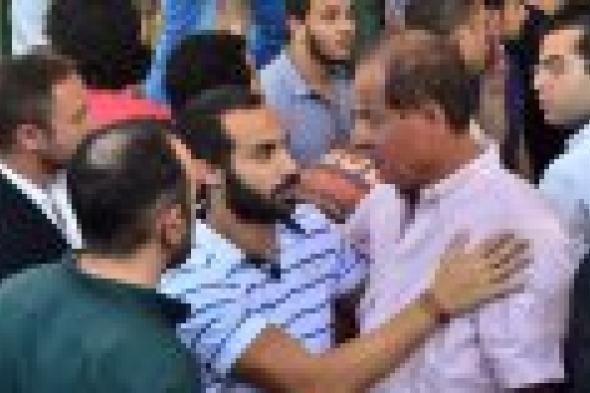 بالصور: محمد حسن رمزي يشيع جنازة زوجته وسط نجوم الفن