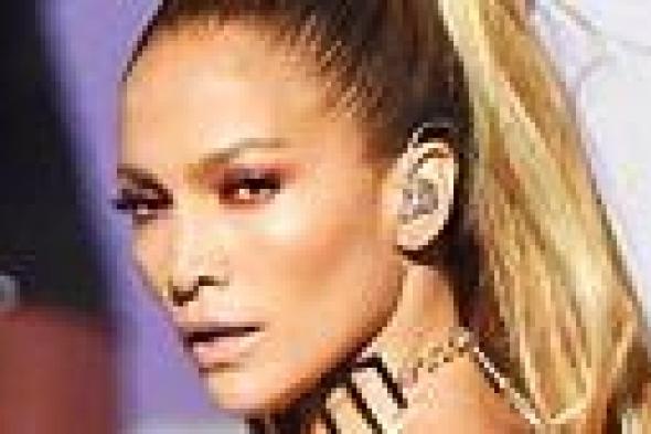 بالفيديو: جينفر لوبيز ترقص على طريقة سايرس بحفل "Fashion Rocks"