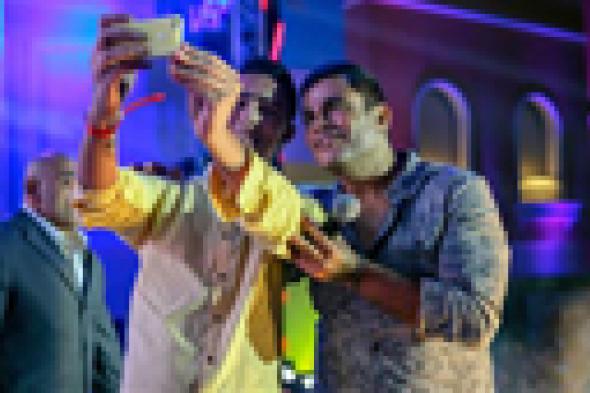 بالصور: محبا لعمرو دياب تمكنا من اقتحام المسرح والتقاط Selfie معه