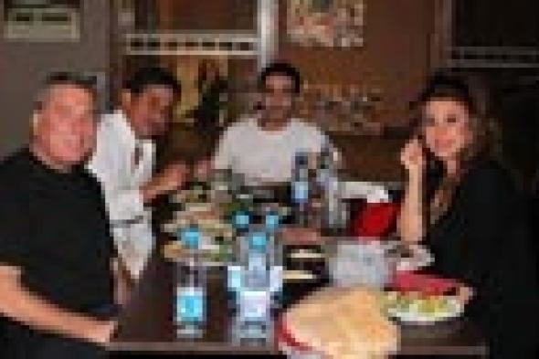 بالصور- نجوى كرم فخورة بالأكل اللبناني في عزومة فريق Arabs Got Talent