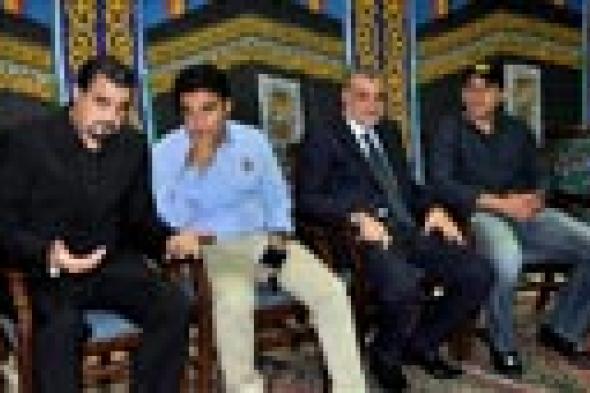 بالصور- السقا وصابرين أول المعزين في والد مها أحمد