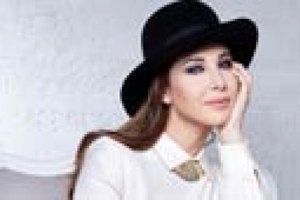 صورة- نانسي عجرم تنشر الحب بين مضيفي "طيران الإمارات"