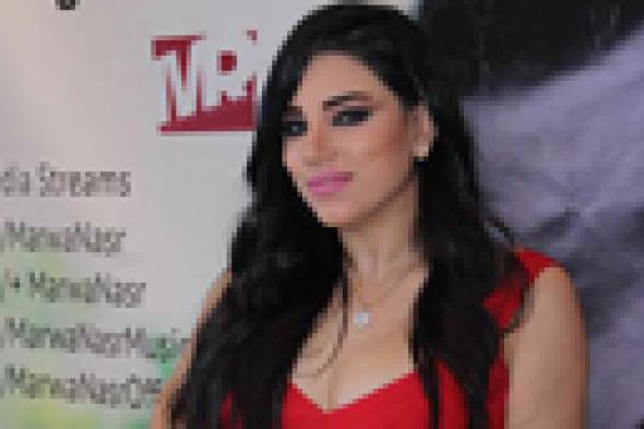 بالصور- مروة نصر تحتفل بطرح "أحسن حالاتي" وسط أصدقائها