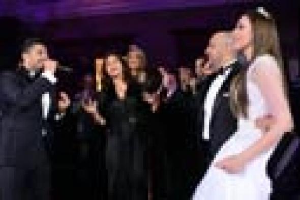 بالصور- شيرين ومايا دياب ترقصان مع حماقي في زفاف توما