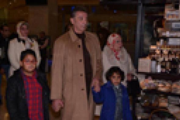 بالصور- محمود حميدة مع حفيديه في العرض الأول لـ "قط وفار"