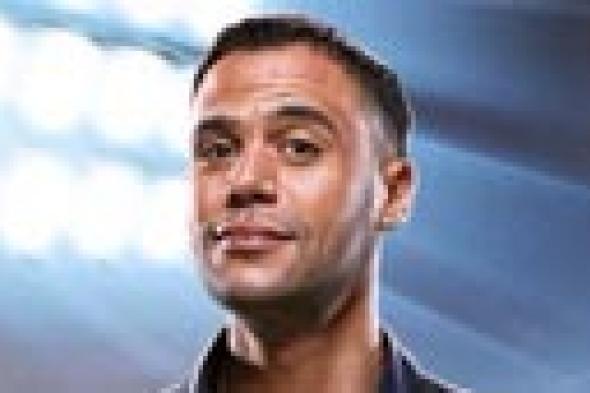 بالفيديو- "كابتن مصر" محمد إمام يقف مع فريقه العجيب للسلام الجمهوري