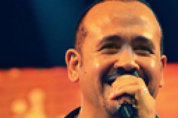 بالفيديو- هشام عباس يغني بالإنجليزية والفرنسية من أجل مصر