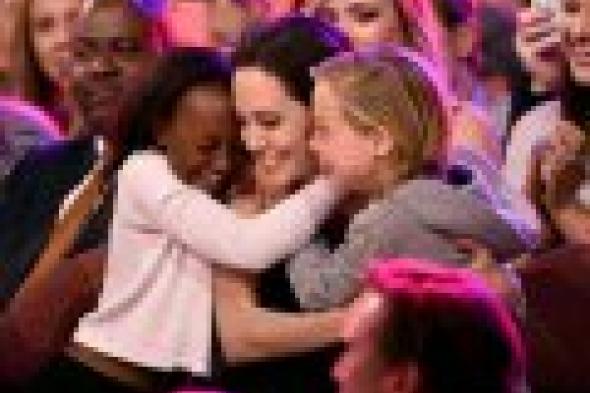 بالصور: أنجلينا جولي وجنيفر لوبيز أبرز ضيوف حفل Kids' Choice Awards