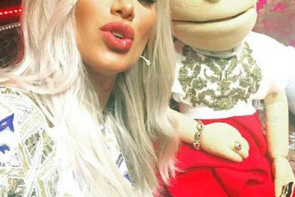بالصور والفيديو- مايا دياب تعذر لـ "أبلة فاهيتا" عن سخريتها من "سمانتها".. وتلتقط "سيلفي" معها