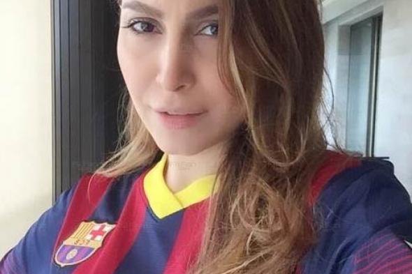 بالصور- يارا تعلن دعمها لبرشلونة بارتداء قميص ميسي