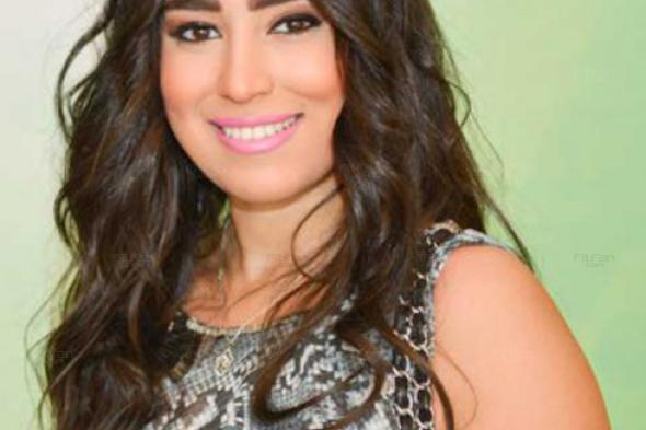 آيتن عامر تهنيء زينة على نسب ابنيها لأحمد عز