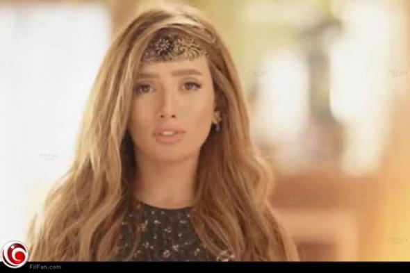زينة تعتذر للشعب الجزائري