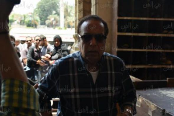 بالصور- محمود حميدة الممثل الوحيد المشارك في جنازة رأفت الميهي