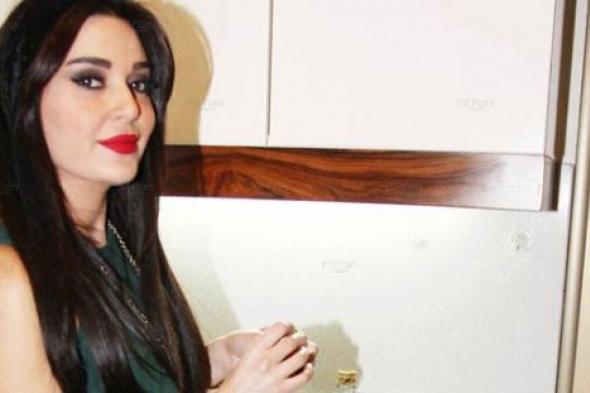 بالفيديو- ابنة سيرين عبد النور تساعدها في الأعمال المنزلية