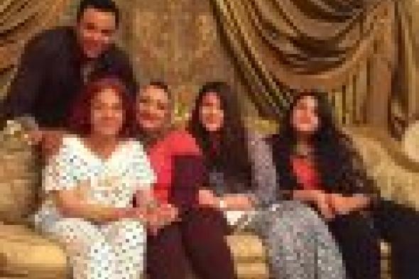 بالصور: محمد فؤاد وزوجته وبناته في زيارة للفنانة ماجدة في منزلها