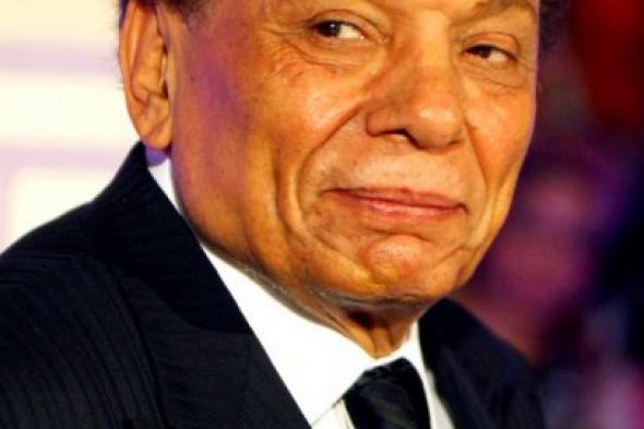 عادل إمام  يوجِّه ألف دعوة لفنانين ورياضيين وسياسيين لحضور زفاف ابنه محمد