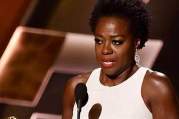 بالفيديو- فيولا دافيس تُبكي صديقاتها الممثلات بسبب خطابها المؤثر في حفل جوائز Emmy 2015