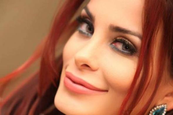 صورة- دومينيك حوراني في حيرة بين تشجيع  الأهلى أو الزمالك بمباراة كأس السوبر