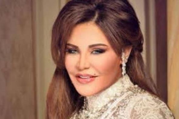 صورة- أحلام تحصل على قالب حلوى على شكل قدمها المكسور!