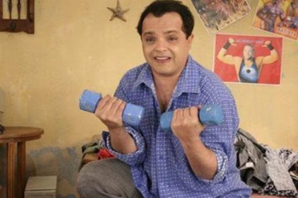 صورة- محمد هنيدي يثبت تفوقه على عضلات جيرارد باتلر بهذا المشهد