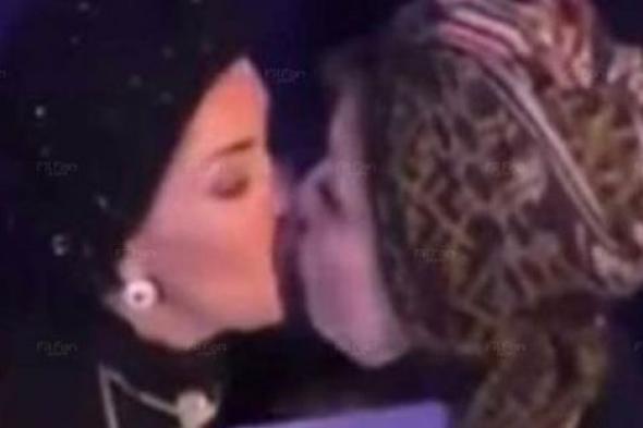 بالفيديو- سهير رمزي توضح سر تقبيلها لصابرين من الفم بعد اتهامهما بالترويج للمثلية الجنسية