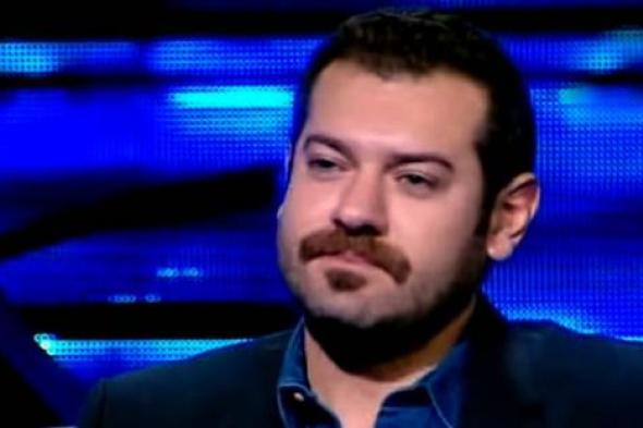 بالصور- عمرو يوسف ينشر بوسترات "جراند أوتيل"