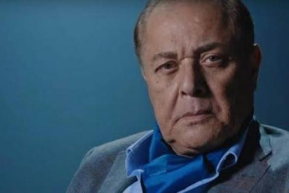بالفيديو- خطأ في مشهد استبدال محمود عبدالعزيز وعامل النظافة لملابسهما