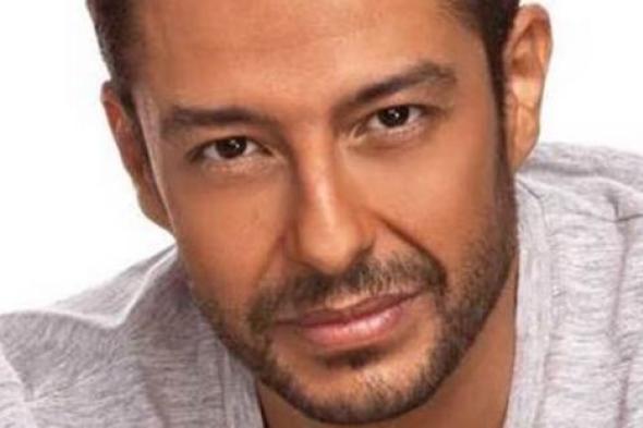 تعرف على أراء الفنانين ورجل الدين في فيديو كليب "مابلاش" لمحمد حماقي