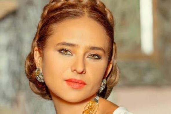 بالصور- نيللي كريم تختار اللون البنفسجي في جلسة تصوير جديدة