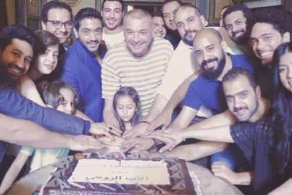 صورة- محمود حميدة يحتفل بـ"الأب الروحي"