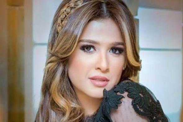 بالصور- ياسمين عبد العزيز بإطلالة أنثوية وأخرى كاجوال في جلسة تصوير جديدة