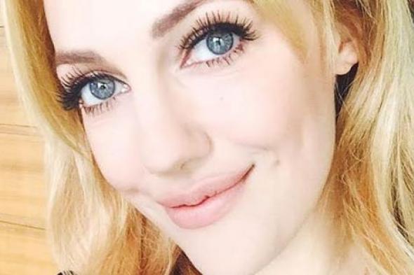 صورة- مريم أوزرلي على الشاطئ في فرنسا برفقه ابنتها وحبيبها