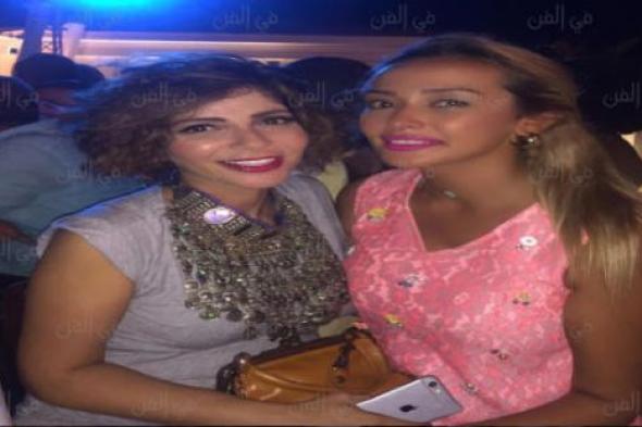​صورة- منى زكي تعود للشعر القصير الفاتح من جديد