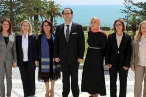 تونس: جدل حول صورة لرئيس الحكومة الجديد والثماني وزيرات