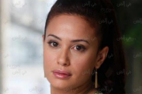 هند صبري تنشر صورة من جلسة تصوير جديدة