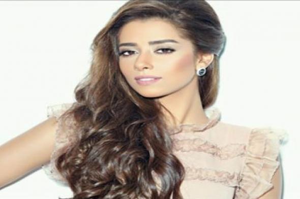بلقيس تستعرض إطلالاتها وتسأل الجمهور عن الأفضل