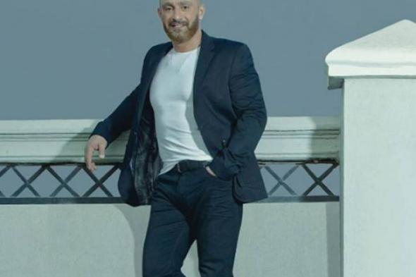 صورة - أحمد السقا يقود دراجة نارية في كواليس "هروب اضطراري"