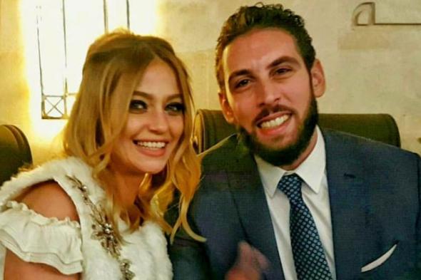 تامر هاشم ينشر صورة رومانسية مع زوجته ويهنئها بعيد ميلادها